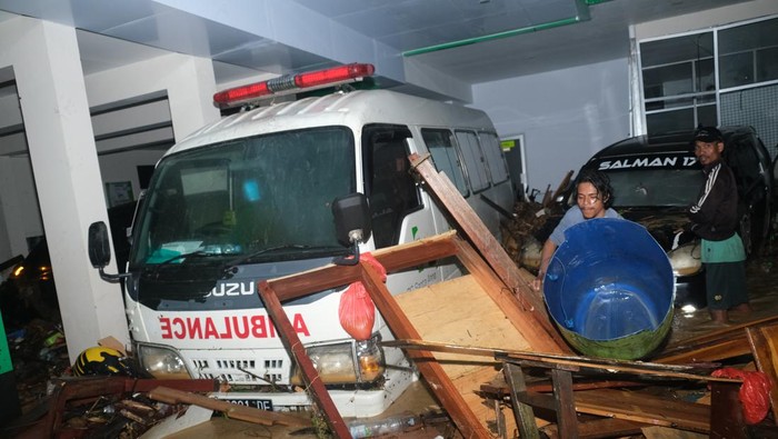 Personel Polsek Kemaraya mengevakuasi pasien balita saat banjir bandang terjadi di RS Santa Ana, Kendari, Sulawesi Tenggara, Kamis (7/3/2024). Ratusan rumah warga di delapan kecamatan terendam banjir bandang setelah wilayah tersebut di guyur hujan dengan intensitas tinggi dan belum ada informasi korban jiwa.ANTARA FOTO/Andry Denisah/YU/rwa.