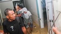 Personel Polsek Kemaraya mengevakuasi pasien balita saat banjir bandang terjadi di RS Santa Ana, Kendari, Sulawesi Tenggara, Kamis (7/3/2024).