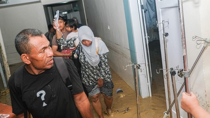 Personel Polsek Kemaraya mengevakuasi pasien balita saat banjir bandang terjadi di RS Santa Ana, Kendari, Sulawesi Tenggara, Kamis (7/3/2024). Ratusan rumah warga di delapan kecamatan terendam banjir bandang setelah wilayah tersebut di guyur hujan dengan intensitas tinggi dan belum ada informasi korban jiwa.ANTARA FOTO/Andry Denisah/YU/rwa.