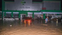 Sejumlah kendaraan terjebak banjir di depan RS Santa Ana, Kendari, Sulawesi Tenggara, Kamis (7/3/2024).