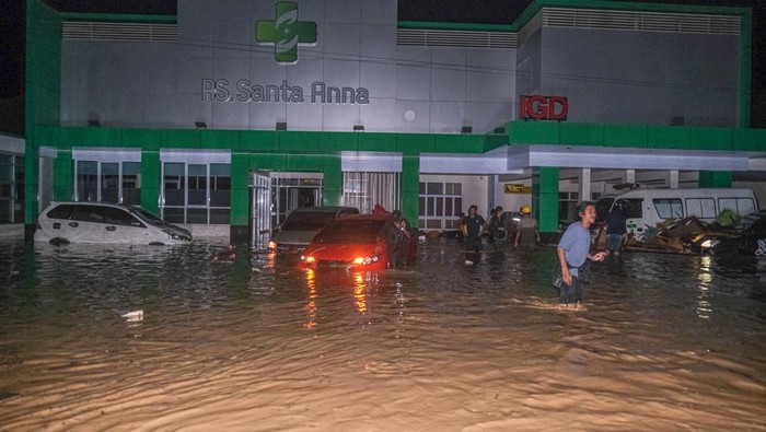 Personel Polsek Kemaraya mengevakuasi pasien balita saat banjir bandang terjadi di RS Santa Ana, Kendari, Sulawesi Tenggara, Kamis (7/3/2024). Ratusan rumah warga di delapan kecamatan terendam banjir bandang setelah wilayah tersebut di guyur hujan dengan intensitas tinggi dan belum ada informasi korban jiwa.ANTARA FOTO/Andry Denisah/YU/rwa.