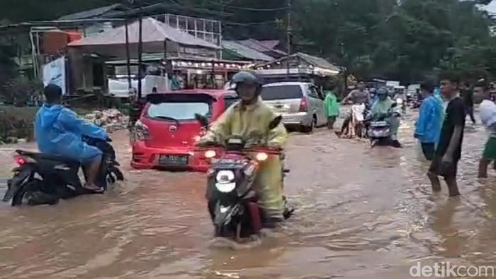 Banjir Bandang melanda Kelurahan Sarira, Tana Toraja, Sulsel.