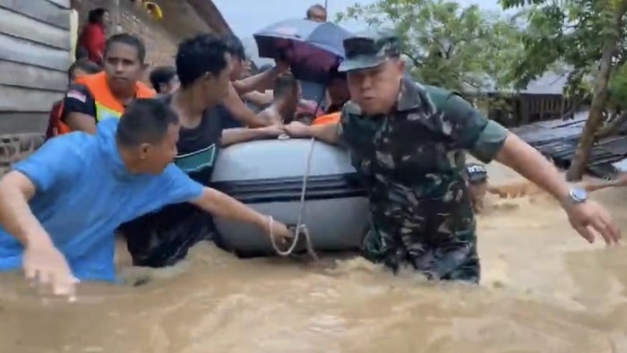 Banjir di Kota Padang, warga dievakuasi. (Istimewa)