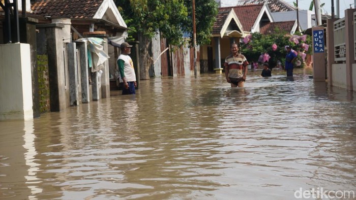banjir di mojokerto hari kedua masih belum surut
