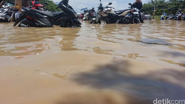 Banjir rendam kendaraan terparkir di lahan parkiran (Foto: Devteo Mahardika/detikJabar)