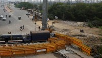 Pasukan keamanan India menggunakan barikade, hingga truk untuk menghadang konvoi dan unjuk rasa petani menuju New Delhi.