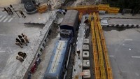 Petugas keamanan berjaga di sepanjang barikade di jalan raya nasional untuk menghentikan para petani, yang akan bergerak menuju New Delhi di perbatasan Delhi-Uttar Pradesh di Ghaziabad, India, 6 Maret 2024.