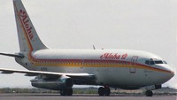 Pada tanggal 28 April 1988, sebagian besar atap pesawat jet Aloha Airlines antara Hilo dan Honolulu di Hawaii, yang membawa 89 penumpang dan enam kru terlepas dan terkelupas di tengah penerbangan (Foto: OnDisasters/X)