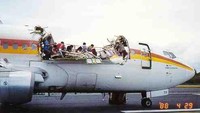 Bencana melanda ketika pramugari Clarabelle Lansing, yang sedang melayani para penumpang, tersedot melalui lubang tersebut. Para kru dan penumpang lainnya menjerit ketakutan dan yakin bahwa pesawat akan hancur berantakan sebelum pilot dapat mendaratkan pesawat (Foto: OnDisasters/X)