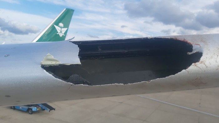 Boeing 787 Dreamliner Saudia menabrak burung