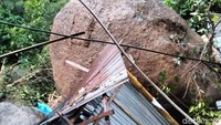 Foto: Bongkahan batu besar timpa rumah warga di Toraja Utara, Sulsel. (Rachmat Ariadi/detikSulsel)