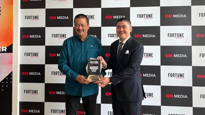 Bos Garuda Raih Businessperson of The Year Direktur Utama Garuda Indonesia Irfan Setiaputra menerima penghargaan Businessperson of The Year 2023 dari Majalah Fortune Indonesia atas kiprahnya yang berhasil menyelesaikan restrukturisasi Garuda Indonesia sebagai salah satu restrukturisasi terbesar sepanjang sejarah korporasi di Indonesia.