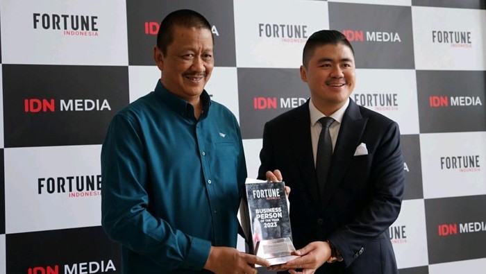 Bos Garuda Raih Businessperson of The Year Direktur Utama Garuda Indonesia Irfan Setiaputra menerima penghargaan Businessperson of The Year 2023 dari Majalah Fortune Indonesia atas kiprahnya yang berhasil menyelesaikan restrukturisasi Garuda Indonesia sebagai salah satu restrukturisasi terbesar sepanjang sejarah korporasi di Indonesia.