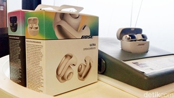 Bose Ultra Open Earbuds mempunyai desain yang cukup unik menggunakan teknologi Flex Band yang fleksibel dan stabil sehingga nyaman digunakan. Kapasitas baterai tahan hingga 7,5 jam dan 4,5 jam saat fitur Immersive Audio diaktifkan. Foto: Mohammad Frizki Pratama/detikcom