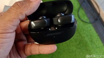 Bose Ultra Open Earbuds ini juga mempunyai fitur Immersive audio yang terdiri dari dua mode yaitu Still untuk digunakan saat diam misalnya sedang duduk, dan Motion yang memungkinkan suara yang ada juga ikut bergerak sehingga terasa seperti ada di depan kita. Foto: Mohammad Frizki Pratama/detikcom