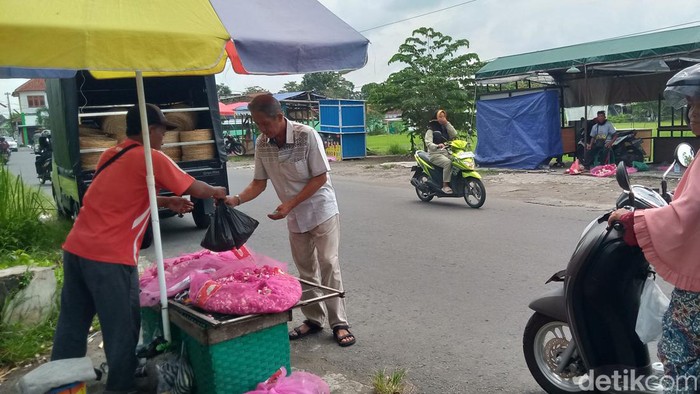 Penjual bunga tabur musiman di kota Kecamatan Delanggu, Klaten pada Kamis (7/3/20224).