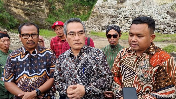 Bupati Bantul, Abdul Halim Muslih saat memberikan keterangan, Kamis (7/3/2024).