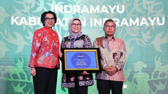 Bupati Indramayu Nina Agustina