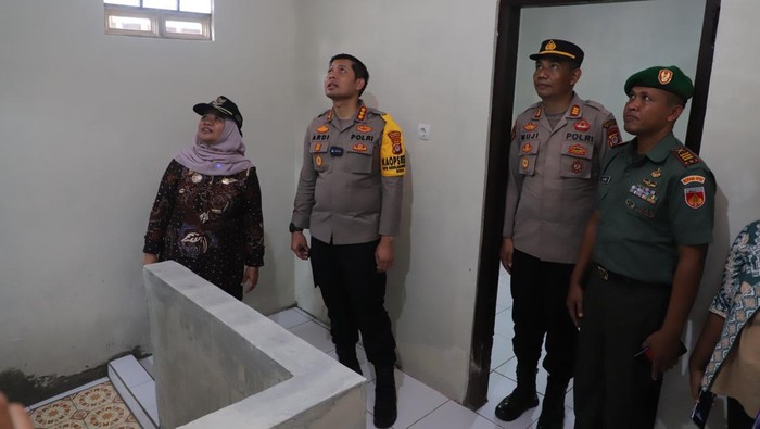 Bupati Sleman, Kustini Sri Purnomp dan Kapolresta Sleman, AKBP Yuswanto Ardi meninjau rumah yang telah direnovasi, Kamis (7/3/2024).