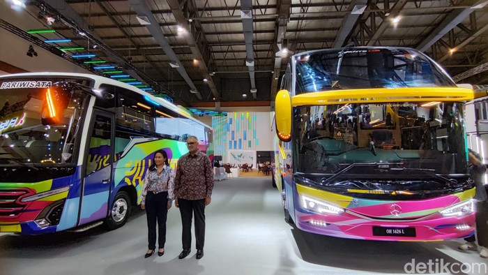 Bus baru Mercedes-Benz.