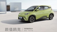 BYD Dolphin Mini mendapat julukan Lamborghini-mini. Bukan hanya karena tampilannya tetapi juga karena Wolfgang Egger, mantan desainer Lamborghini, terlibat dalam proyek tersebut. Dophin Mini menyasar konsumen muda yang menjalani kehidupan perkotaan sehari-hari. Foto: Dok. BYD