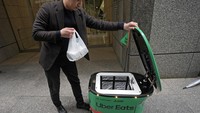 Robot ini memiliki tombol berhenti darurat di bagian atasnya sehingga dapat dihentikan oleh pejalan kaki di jalan jika terjadi keadaan darurat.