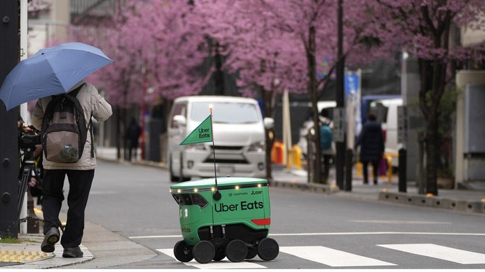 Canggih! Ini Robot Pengantar Makanan di Jepang An Uber Eats food delivery robot crosses a street during its demonstration for media in Tokyo, Japan, Tuesday, March 5, 2024. Uber Eats Japan plans to launch the robot delivery service in a neighborhood in Tokyo, on Wednesday. (AP Photo/Shuji Kajiyama)