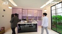 Dapurnya tak begitu luas, tetapi semuanya lengkap di sana. Selain rak berukuran besar, juga terdapat kitchen island. Foto: YouTube Atta Halilintar