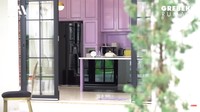 Dapurnya didesain dengan warna serba ungu. Pada pintu masuknya menggunakan pintu kaca sehingga memberikan kesan mewah. Foto: YouTube Atta Halilintar