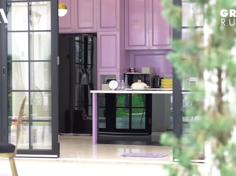 Cantiknya Dapur di Rumah Mewah Ustaz Solmed yang Serba Ungu