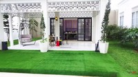 Begini penampilan ruangan dapur milik ustaz Solmed. Selain meja makan, juga terdapat bangku ayunan untuk bersantai. Foto: YouTube Atta Halilintar