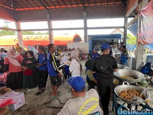 5.000 Nasi Bungkus Disalurkan ke Korban Banjir di Mojokerto