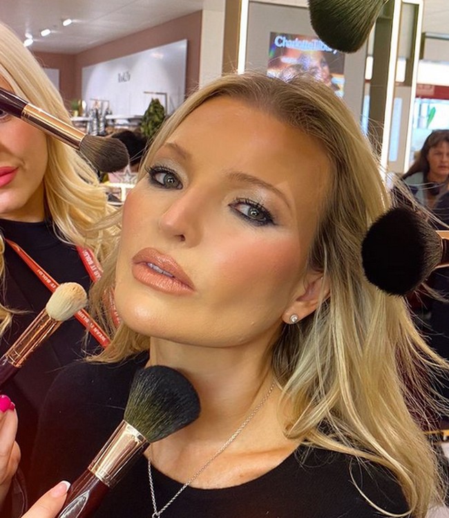 Dalam enam tahun ke belakang ini Denise pun berprofesi sebagai model. Dia kerap tampil di pemotretan, iklan dan model catwalk. Meski ia berprofesi sebagai model yang identik dengan kecantikan, namun wanita asal Liverpool itu tidak merasa bahwa dia cantik. “Aku tidak pernah menganggap diriku cantik atau model atau semacamnya,” ucapnya. Foto: dok. Instagram @iamnotkatemoss