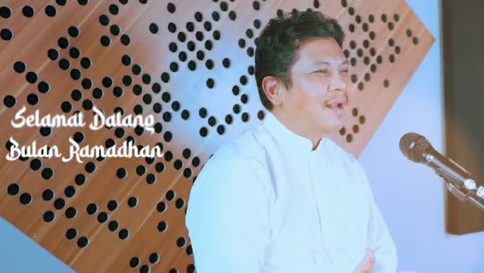 Dirut BPJS Ghufron Mukti saat menyanyikan lagu ciptaannya, Marhaban Ya Ramadhan.