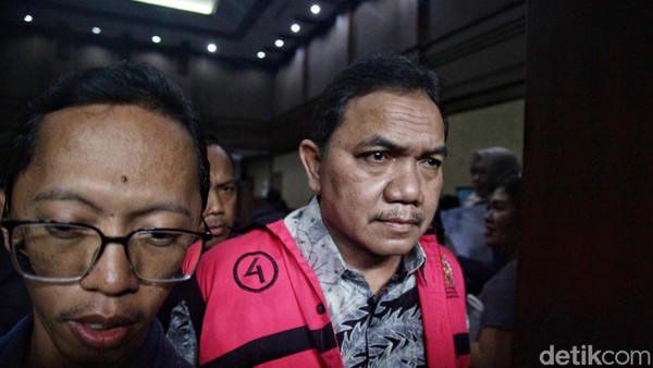 Ekspresi Achsanul Qosasi Jalani Sidang Dakwaan