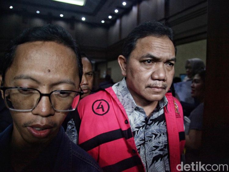 Ekspresi Achsanul Qosasi Jalani Sidang Dakwaan