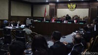 Terdakwa Achsanul Qosasi selaku anggota III BPK RI dengan maksud menguntungkan diri sendiri atau orang lain, yaitu menguntungkan Terdakwa sebesar USD 2.640.000 atau sebesar Rp 40 miliar secara melawan hukum, atau dengan menyalahgunakan kekuasaannya, ujar jaksa saat membacakan dakwaan di Pengadilan Tipikor Jakarta, Kamis (7/3/2024).