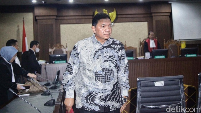 Mantan anggota III BPK Achsanul Qosasi jalani sidang. Ia didakwa menerima uang senilai Rp 40 miliar terkait kasus proyek BTS 4G Bakti Komindo.