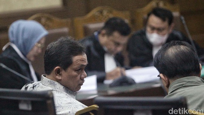 Mantan anggota III BPK Achsanul Qosasi jalani sidang. Ia didakwa menerima uang senilai Rp 40 miliar terkait kasus proyek BTS 4G Bakti Komindo.
