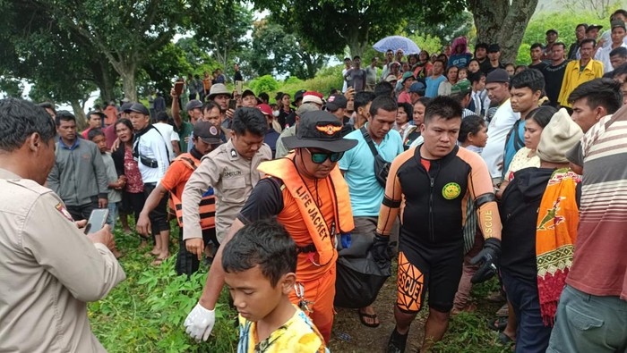 Evakuasi jasad pria yang ternggelam di Danau Toba. (Pos SAR Danau Toba)
