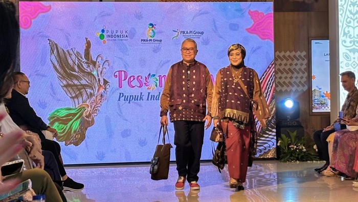 Fashion show produk UMKM Pusri Palembang di Sarinah Mall.