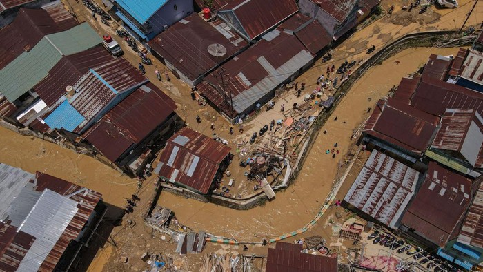 Foto udara salah satu lokasi yang terdampak banjir bandang akibat luapan Kali Lasolo di Kendari, Sulawesi Tenggara, Kamis (7/3/2024). Pihak BPBD Kota Kendari belum mengidentifikasi jumlah rumah yang rusak akibat banjir bandang. ANTARA FOTO/Andry Denisah/YU/tom.