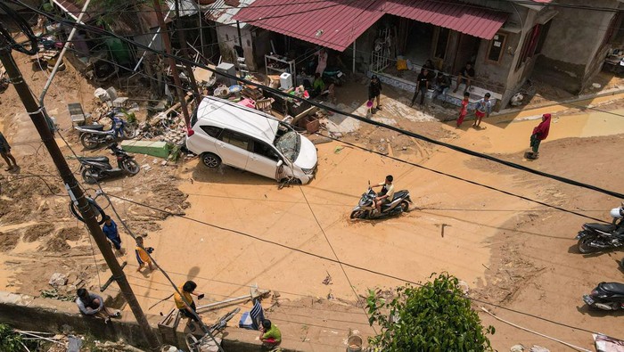 Foto Udara Dampak Banjir Bandang di Kendari Foto udara salah satu lokasi yang terdampak banjir bandang akibat luapan Kali Lasolo di Kendari, Sulawesi Tenggara, Kamis (7/3/2024). Pihak BPBD Kota Kendari belum mengidentifikasi jumlah rumah yang rusak akibat banjir bandang. ANTARA FOTO/Andry Denisah/YU/tom.