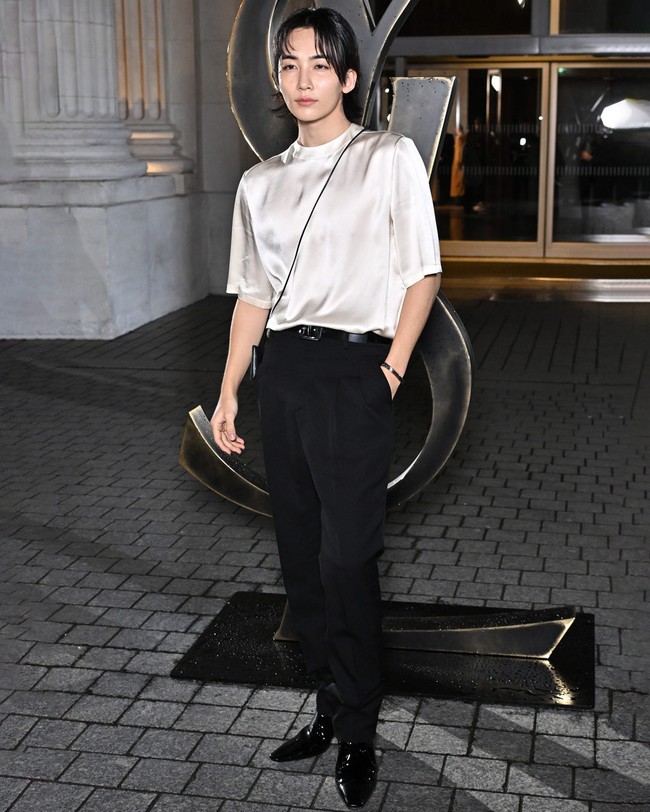 Jeonghan SEVENTEEN, dengan visualnya yang terlihat unreal, eksis di Saint Laurent Men’s Winter 2024 show. Foto: Instagram