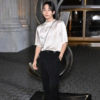 Jeonghan SEVENTEEN, dengan visualnya yang terlihat unreal, eksis di Saint Laurent Men’s Winter 2024 show. Foto: Instagram