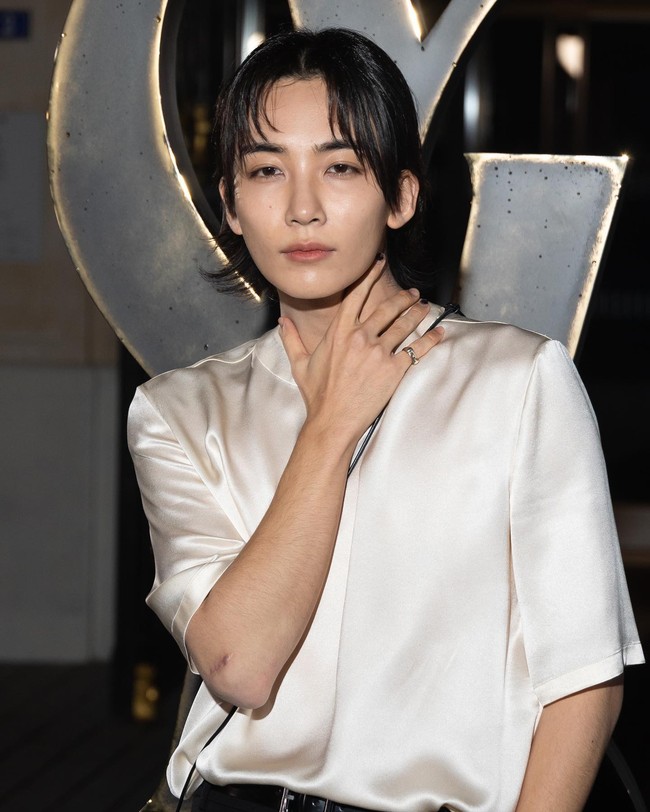 Visual grup KPop SEVENTEEN itu tampil dengan gaya flamboyan dalam balutan satin shirt, high waisted pants, boots, dan sling bag yang menjadi fashion statement-nya. Foto: Instagram