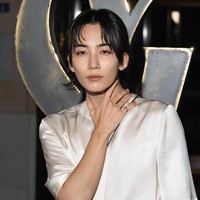 Visual grup KPop SEVENTEEN itu tampil dengan gaya flamboyan dalam balutan satin shirt, high waisted pants, boots, dan sling bag yang menjadi fashion statement-nya. Foto: Instagram