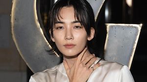 8 Potret Ganteng Mingyu Hingga Jeonghan SEVENTEEN di Paris Fashion Week 2024