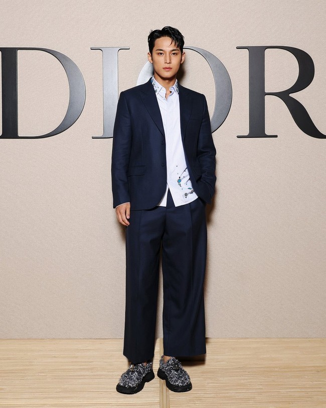 Mingyu SEVENTEEN terlihat ganteng secara effortless. Pelantun ‘Super’ itu mengenakan setelan jas berwarna biru navy saat menghadiri Dior Fall/Winter 2024 show. Foto: Instagram