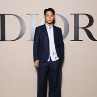 Mingyu SEVENTEEN terlihat ganteng secara effortless. Pelantun ‘Super’ itu mengenakan setelan jas berwarna biru navy saat menghadiri Dior Fall/Winter 2024 show. Foto: Instagram